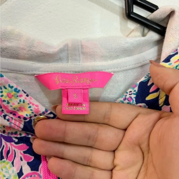 Lilly Pulitzer Pryce Cropped Hoodie size Small
Oyster Bay Navy Seen & Herd NWOT - Picture 6 of 8